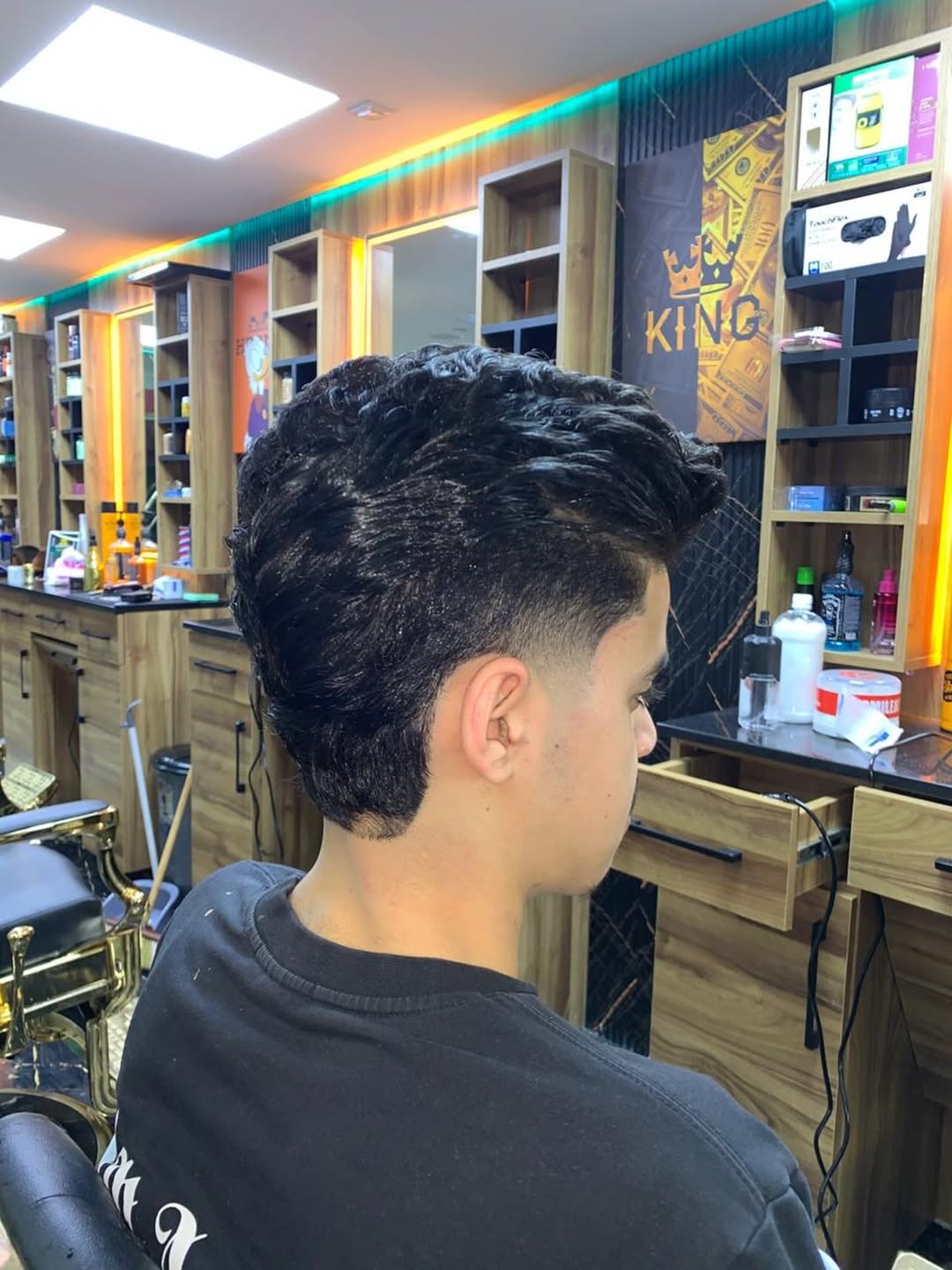 Coupe bouclée burst fade